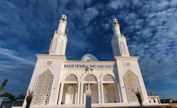 Pemasangan ornamen masjid fatimah binti saaid gauzan sumenep